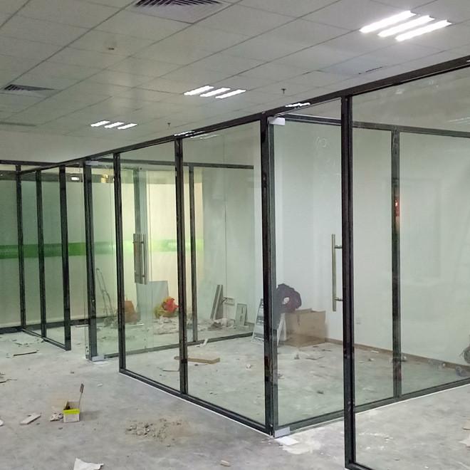 玻璃隔断不仅节约办公空间且使办公环境简约现代
